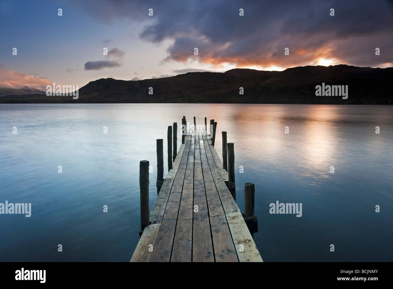 Brandelhow jetée de la baie à l'aube, Derwentwater, Keswick, Parc National de Lake District, Cumbria, England, UK Banque D'Images