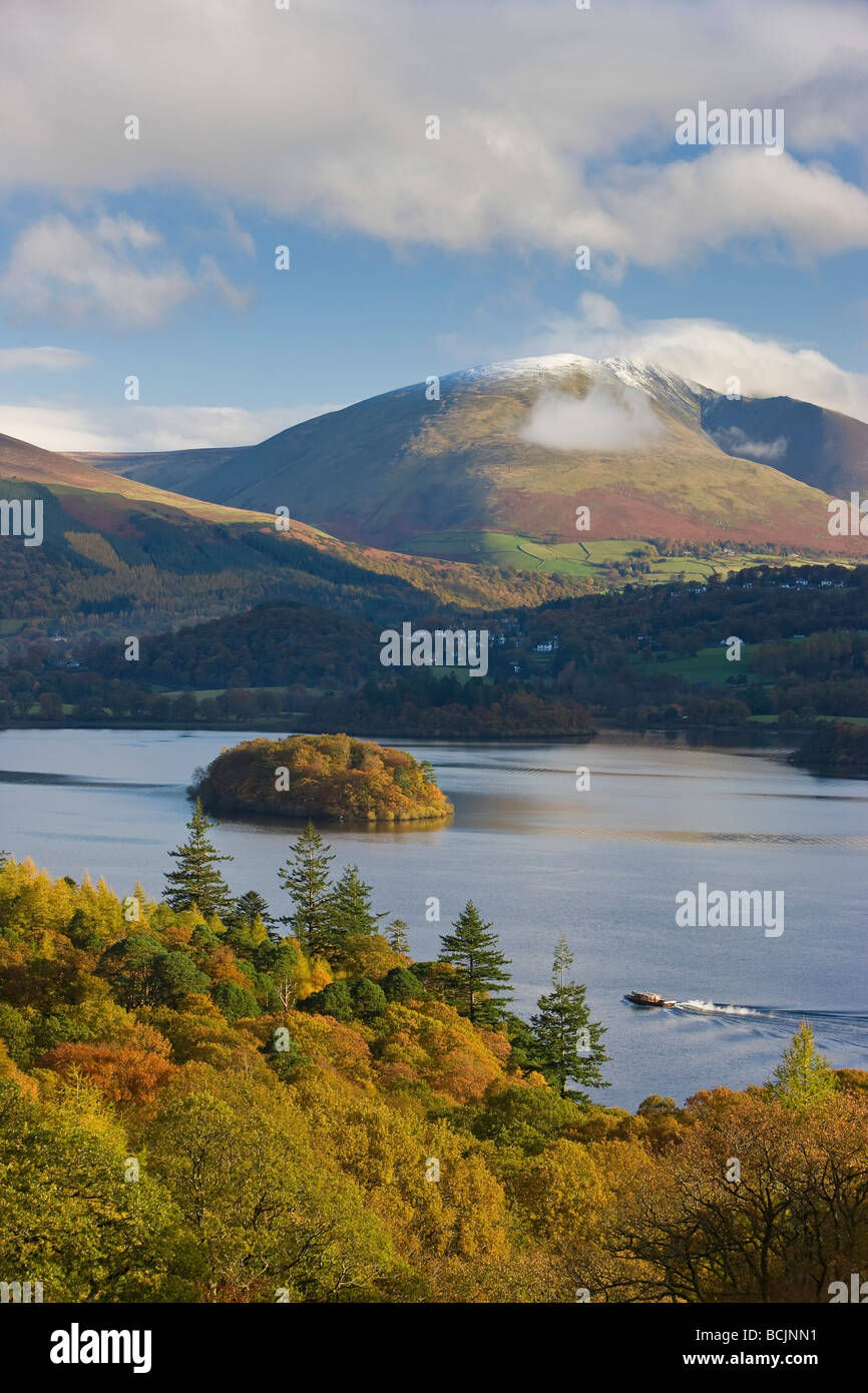 Derwentwater et la gamme de montagne Skiddaw, Parc National de Lake District, Cumbria, England, UK Banque D'Images