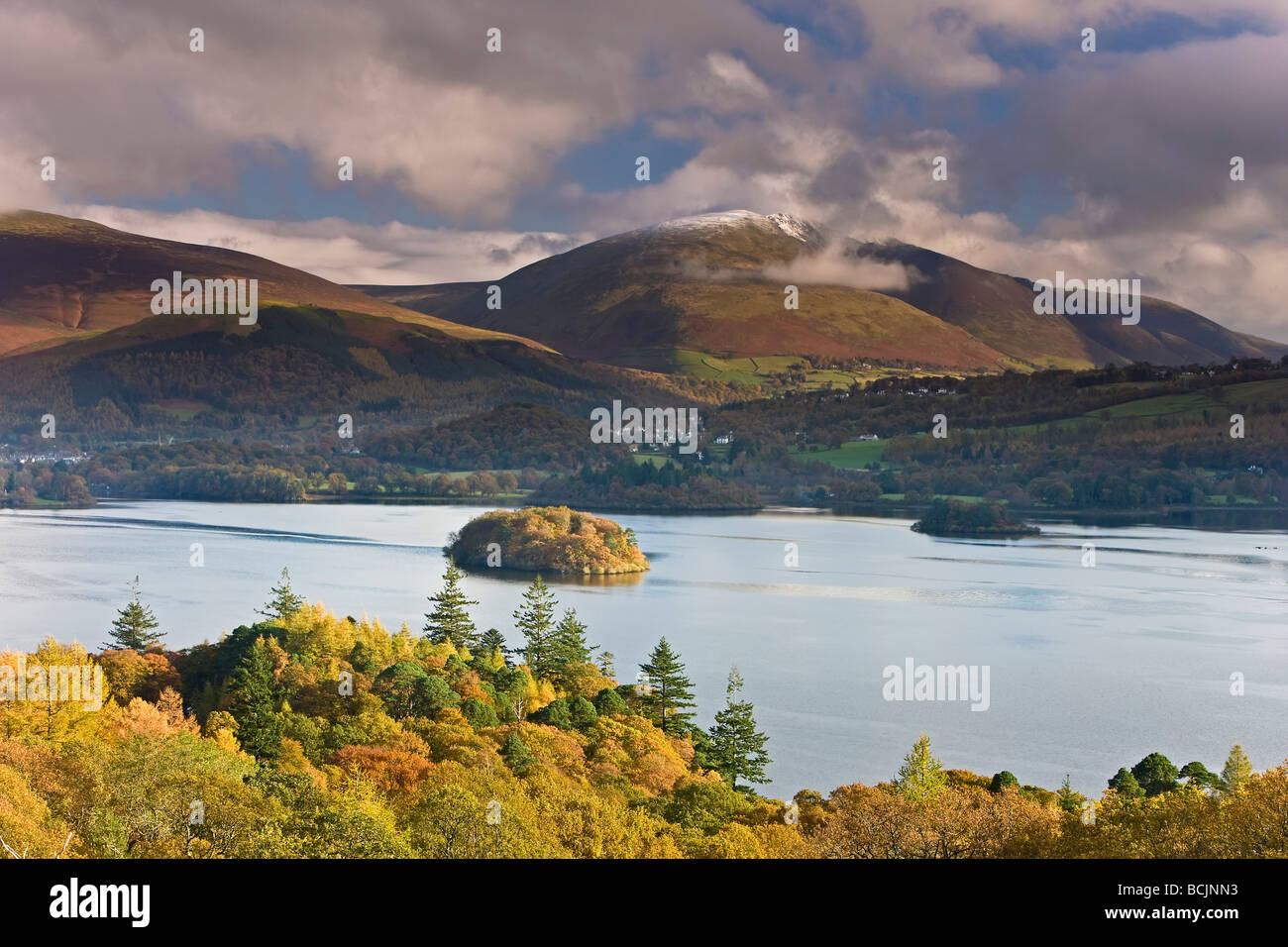 Derwentwater et la gamme de montagne Skiddaw, Parc National de Lake District, Cumbria, England, UK Banque D'Images