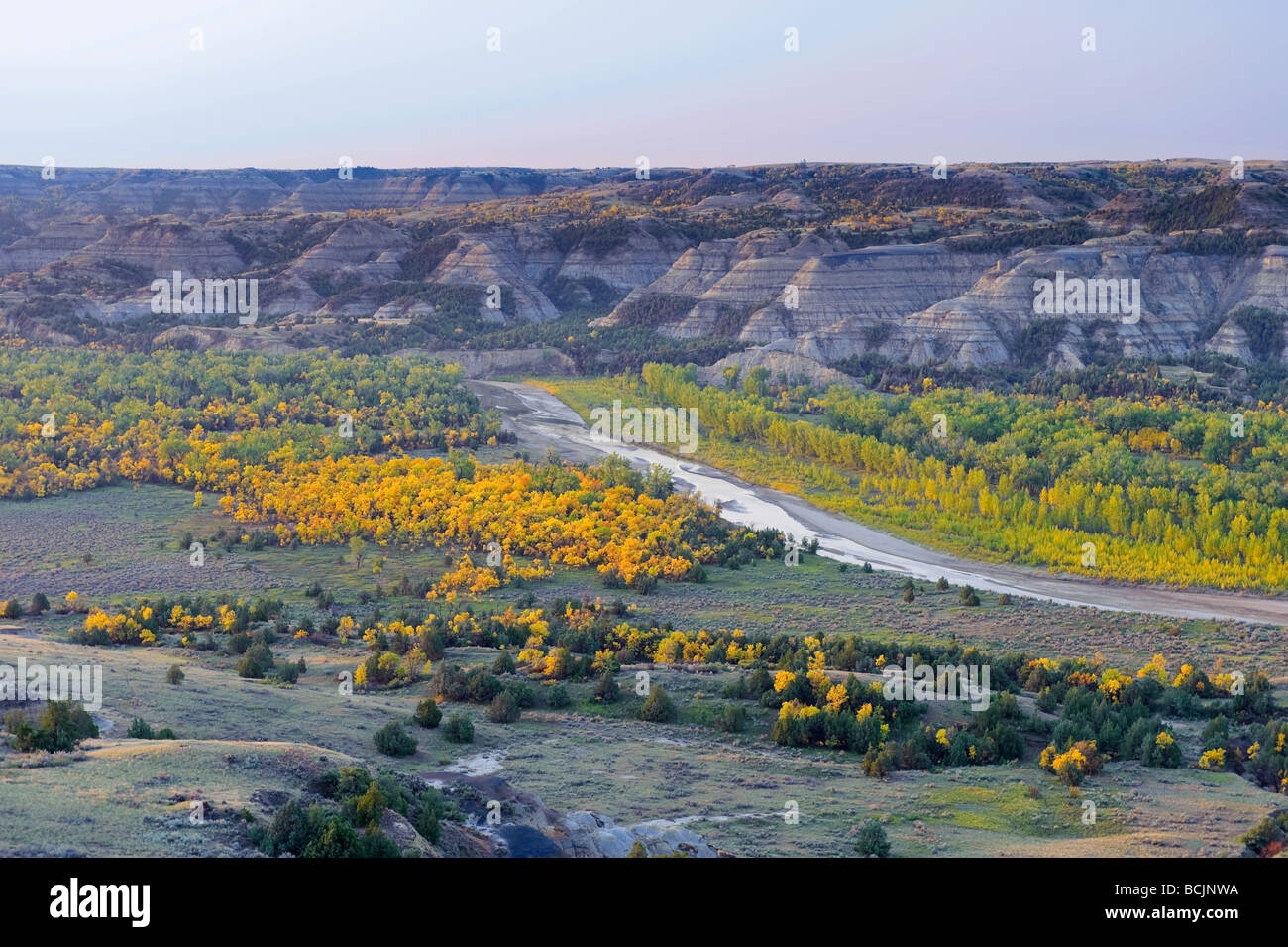 Petite Rivière Missouri River Bend, et donnent sur le Parc National Theodore Roosevelt (Nord), Dakota du Nord, USA Banque D'Images