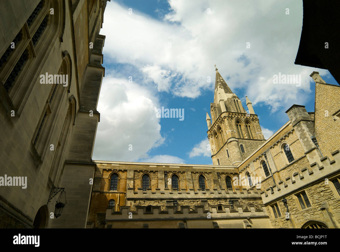 Le cloître au Christ Church college d'Oxford à la recherche vers la cathédrale spire Banque D'Images