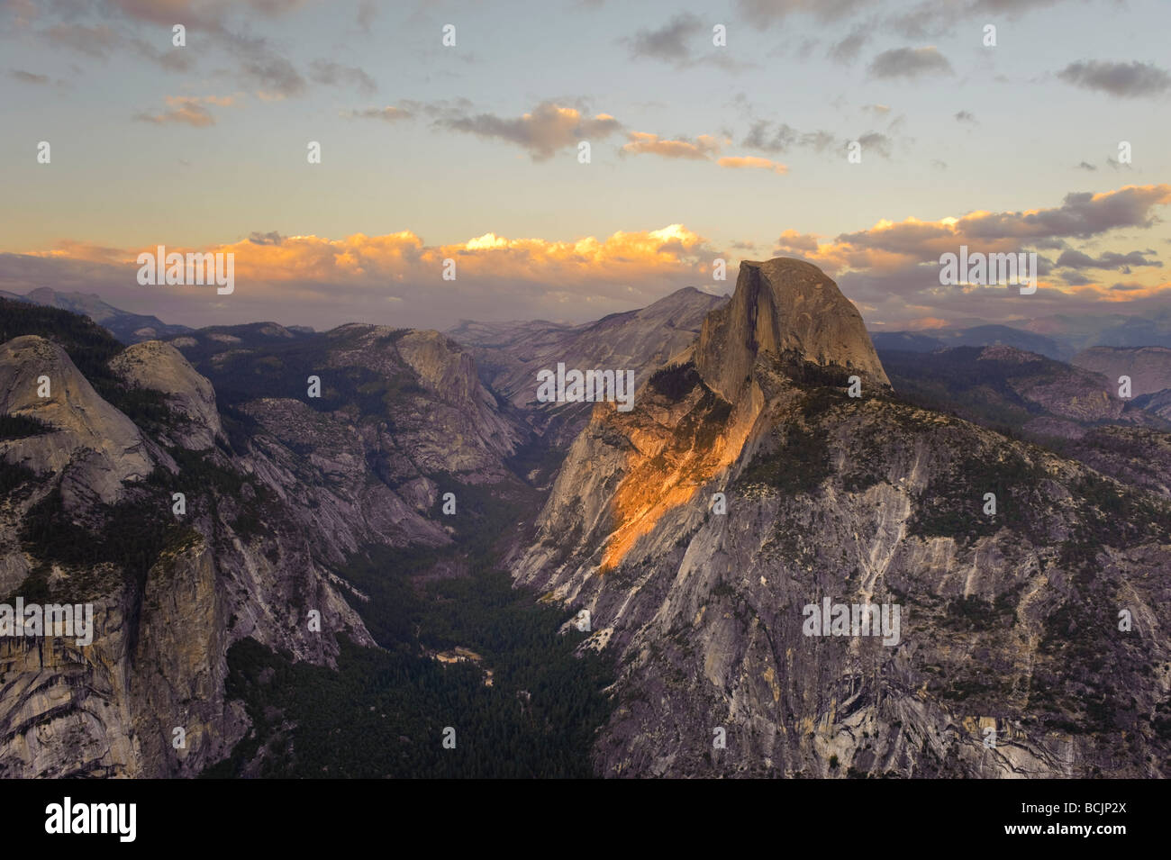 États-unis, Californie, Yosemite National Park, Glacier Point, voir de demi-dôme montagne et vallée de Yosemite Banque D'Images