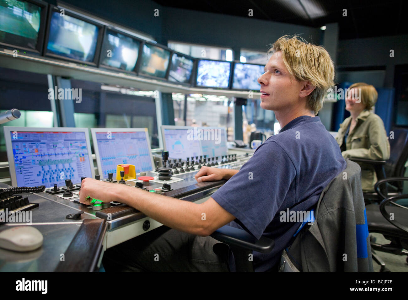 Travailleur à un centre de contrôle de ThyssenKrupp Duisburg Banque D'Images