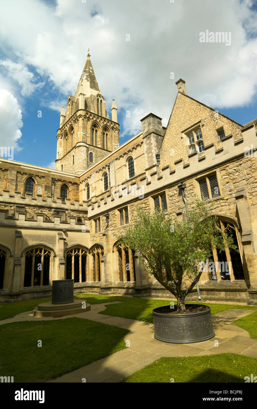 Le cloître au Christ Church college d'Oxford à la recherche vers la cathédrale spire Banque D'Images