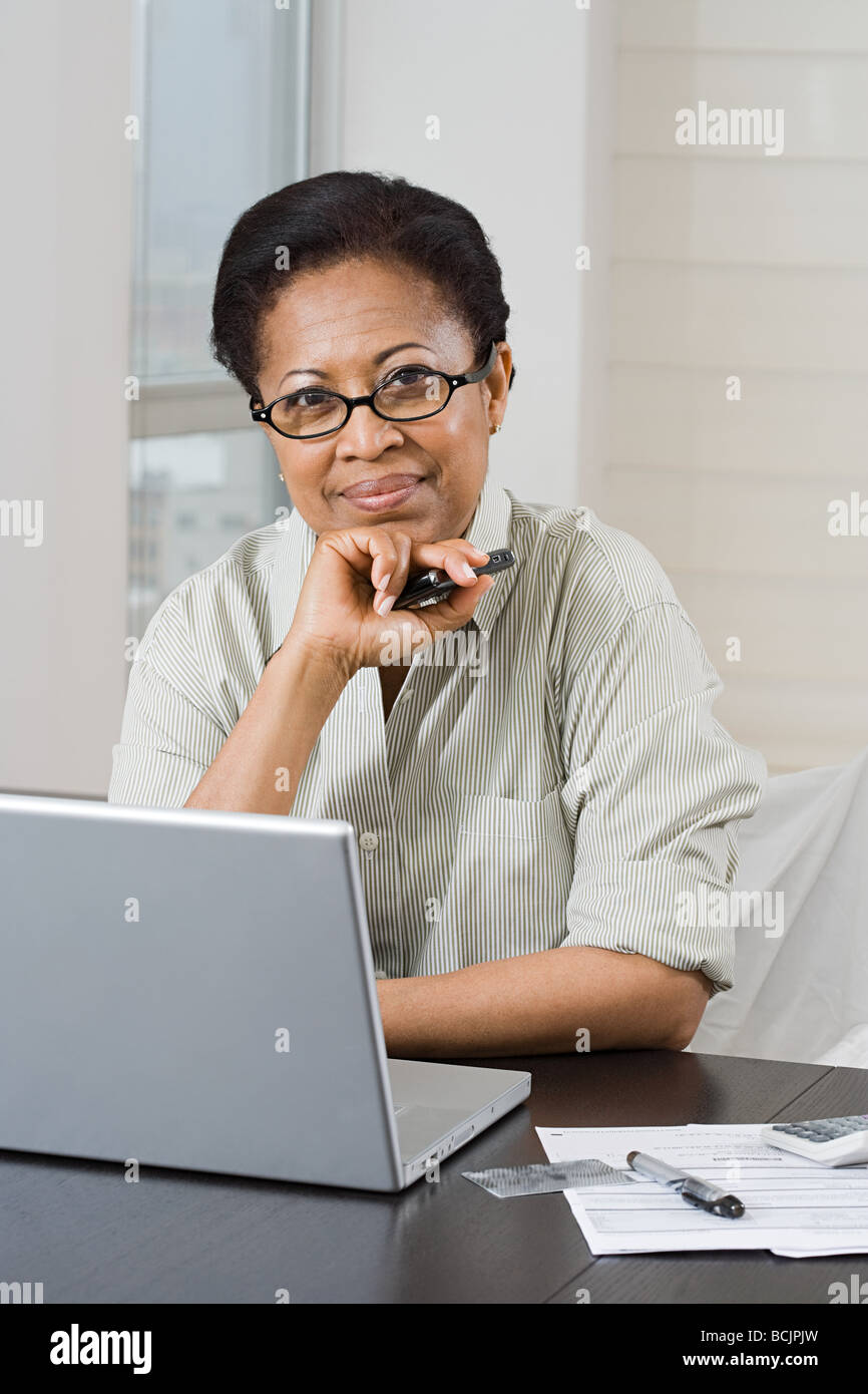 Woman doing home finances Banque D'Images