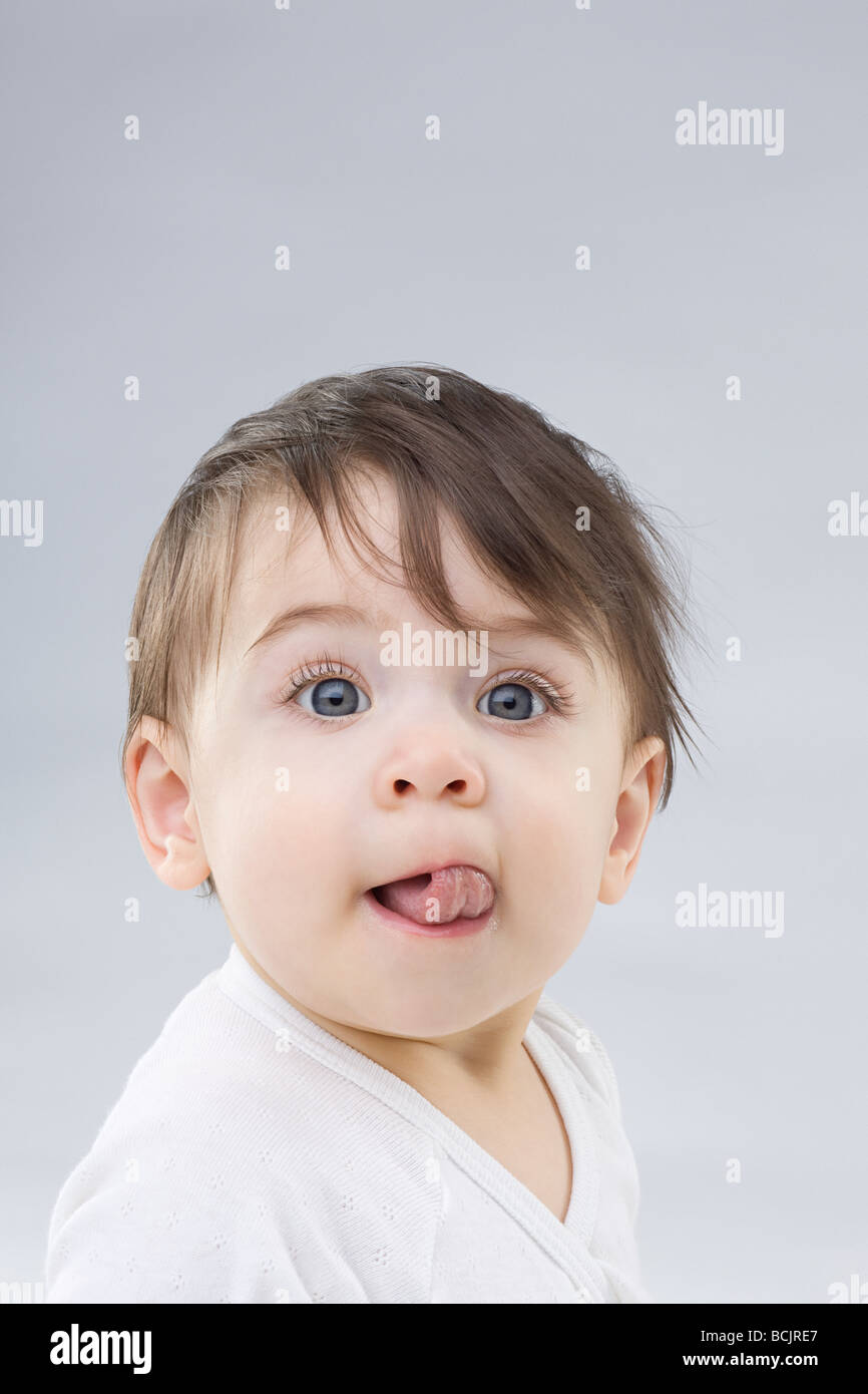 Baby sticking out tongue Banque D'Images