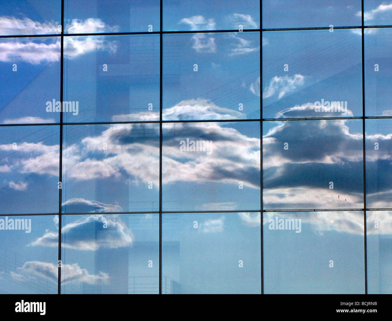 La réflexion des nuages sur façade en verre Berlin Allemagne 09 Mai Banque D'Images