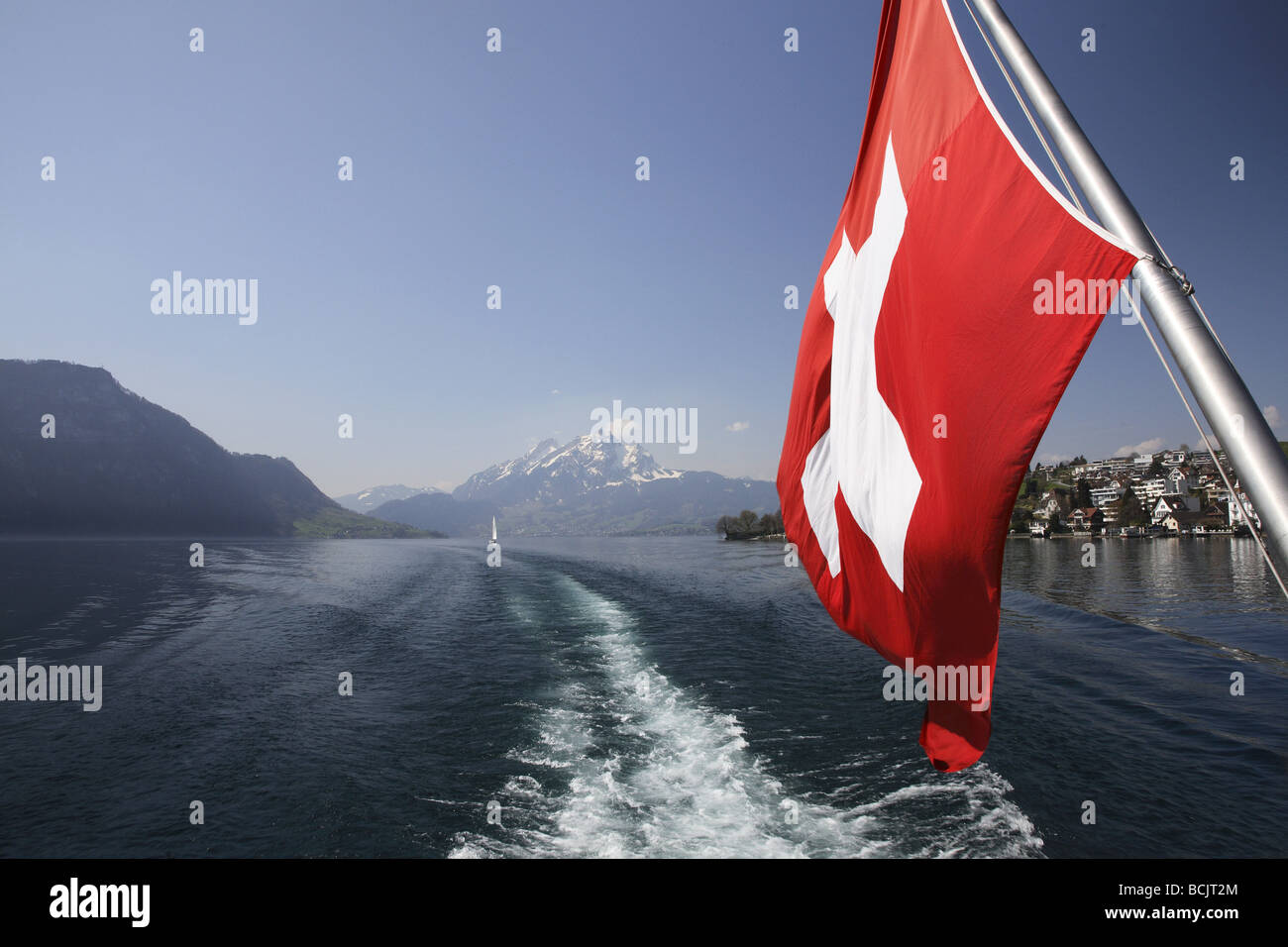 Le lac de Lucerne et drapeau suisse Banque D'Images