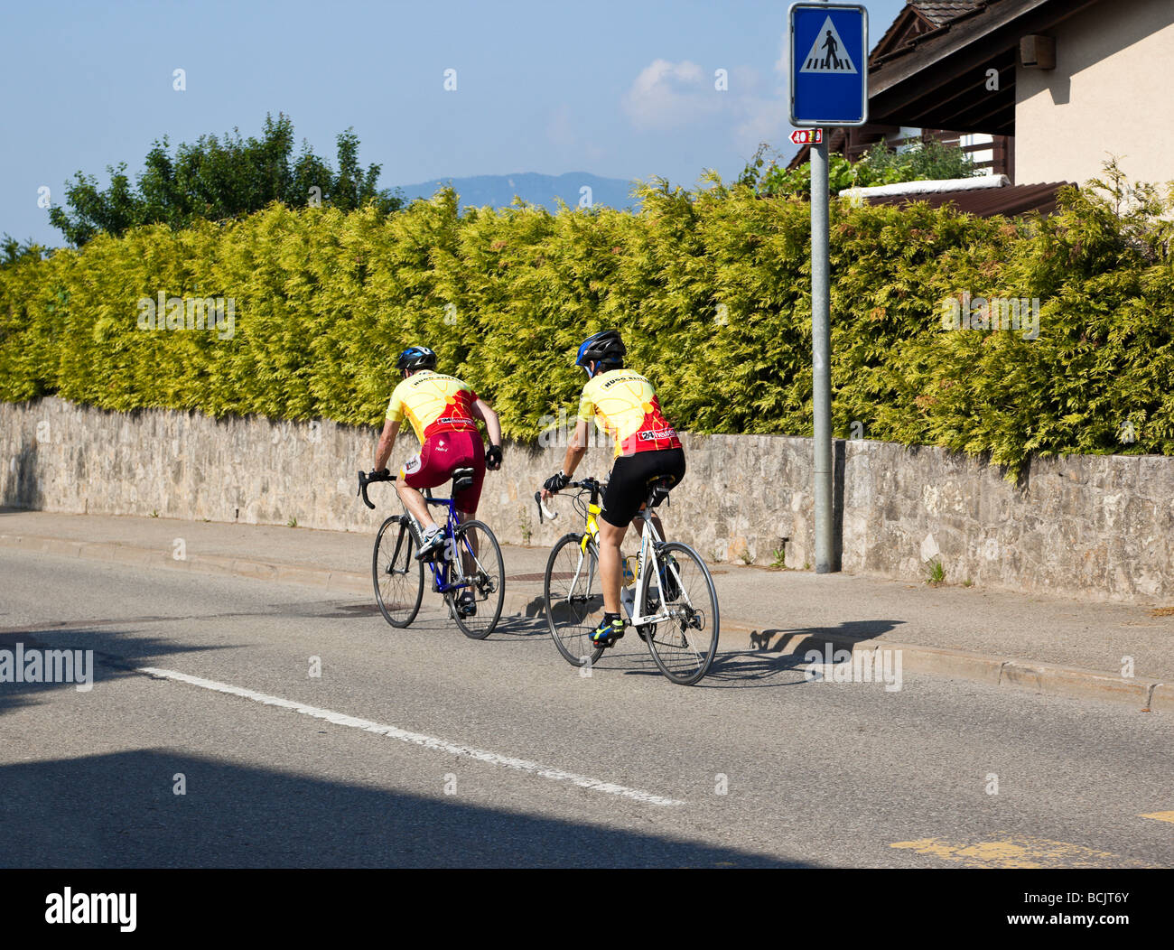 Homme mûr et les femmes équitation sport location de bicyclettes par Charles W. Lupica. Banque D'Images
