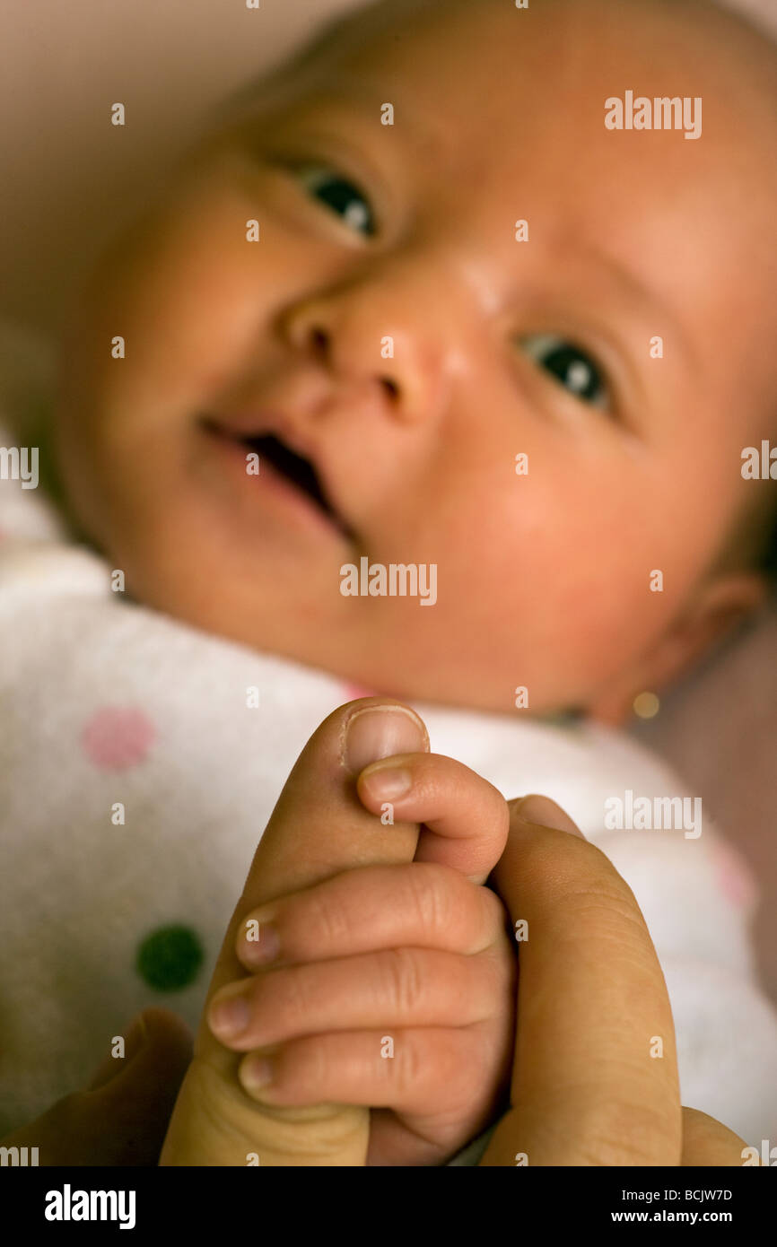 Baby holding mother's hand - Lac San Pablo, près d'Otavalo, Équateur Banque D'Images
