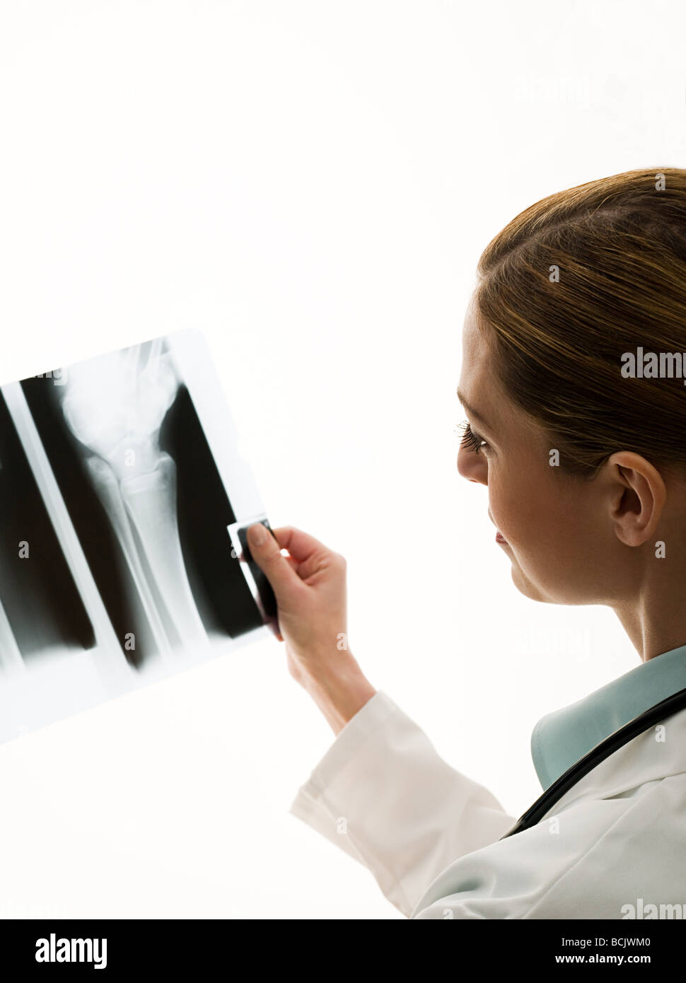 Les femmes médecins looking at x-rays Banque D'Images