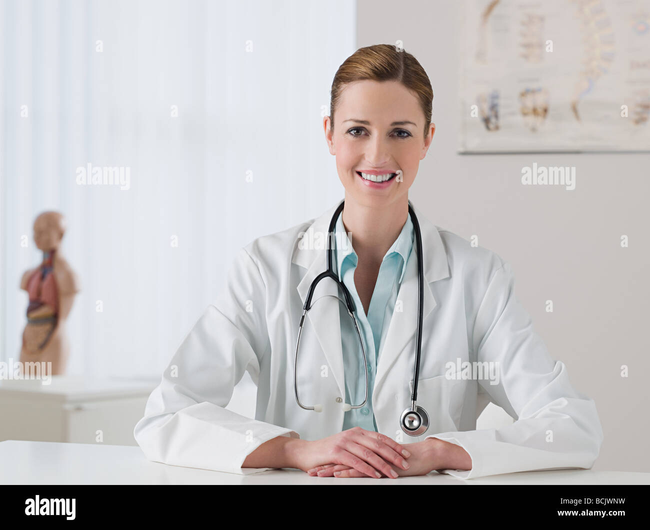 Smiling female doctor Banque D'Images