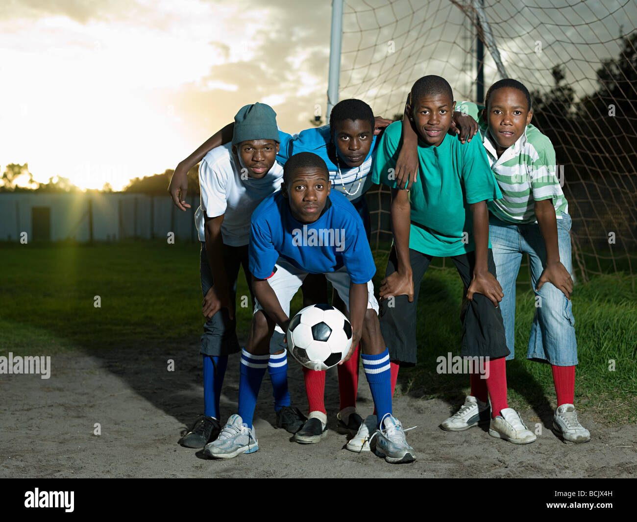 Adolescents sur terrain de football Banque D'Images