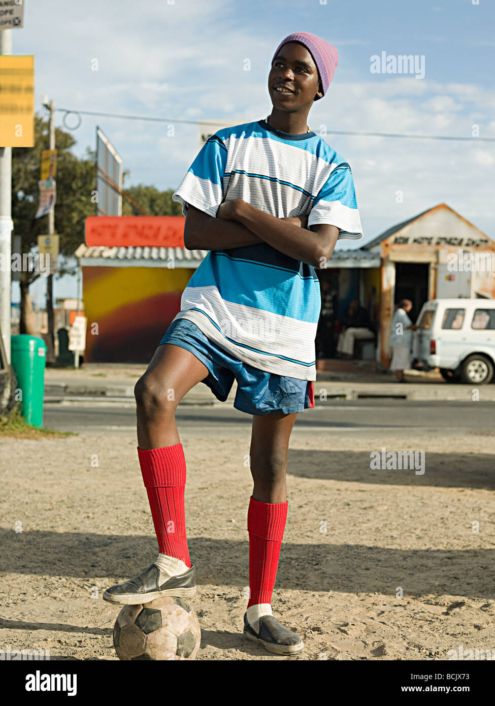 Teenage african boy avec football Banque D'Images