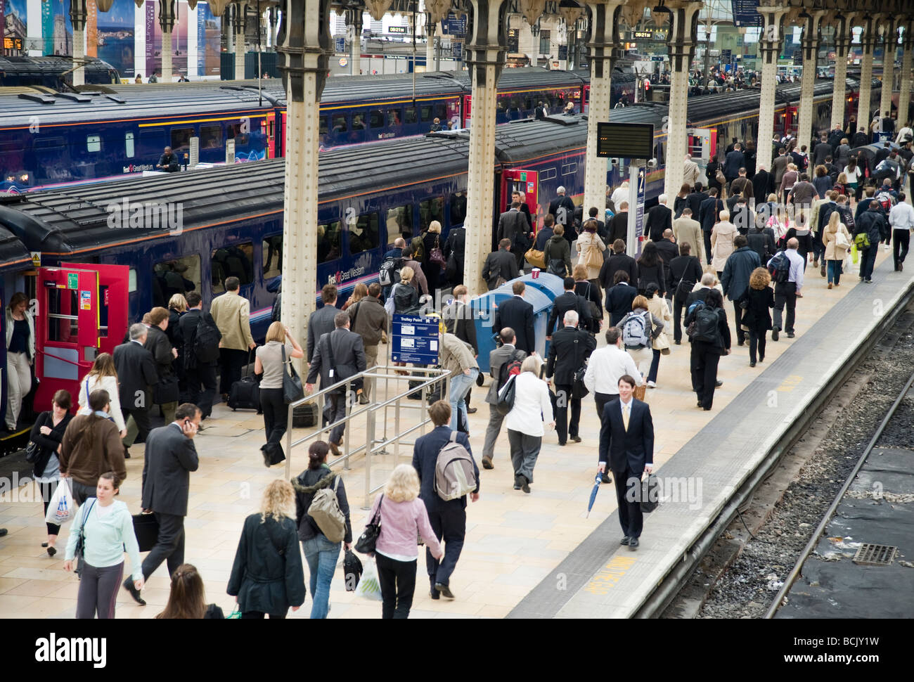 Les voyageurs à la gare de Paddington à Londres Banque D'Images