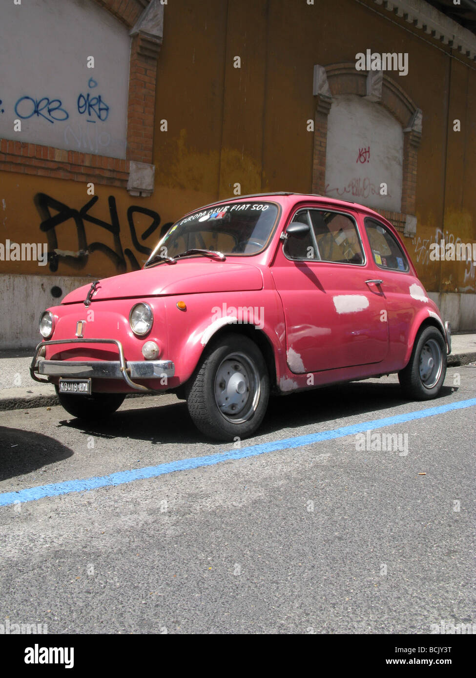Ancienne fiat 500 rose vif à Rome Italie Banque D'Images