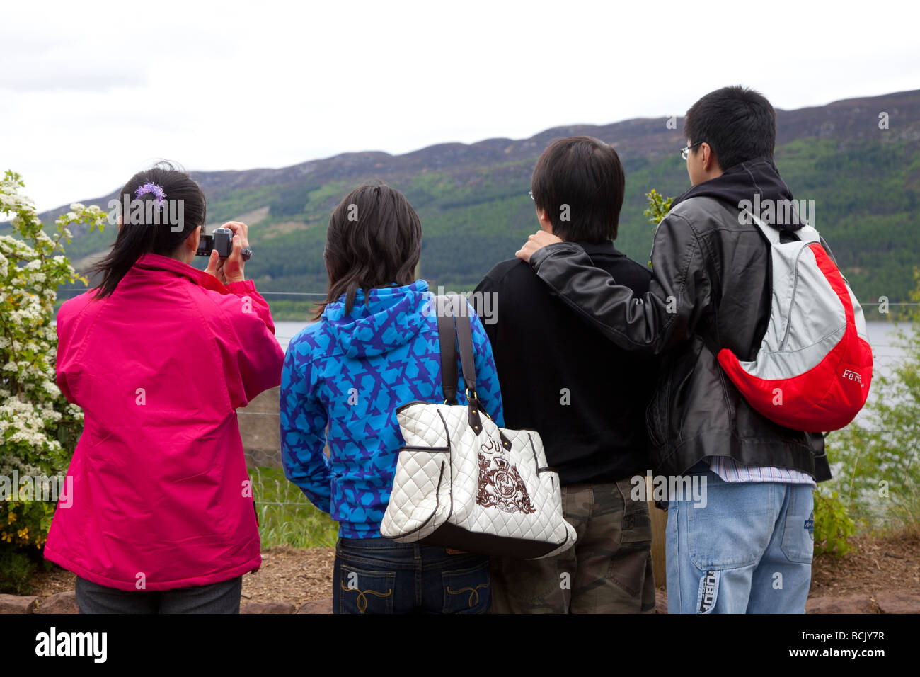 Quatre touristes étrangers au Loch Ness à la recherche du monstre, South Ness, Écosse, Royaume-Uni Banque D'Images