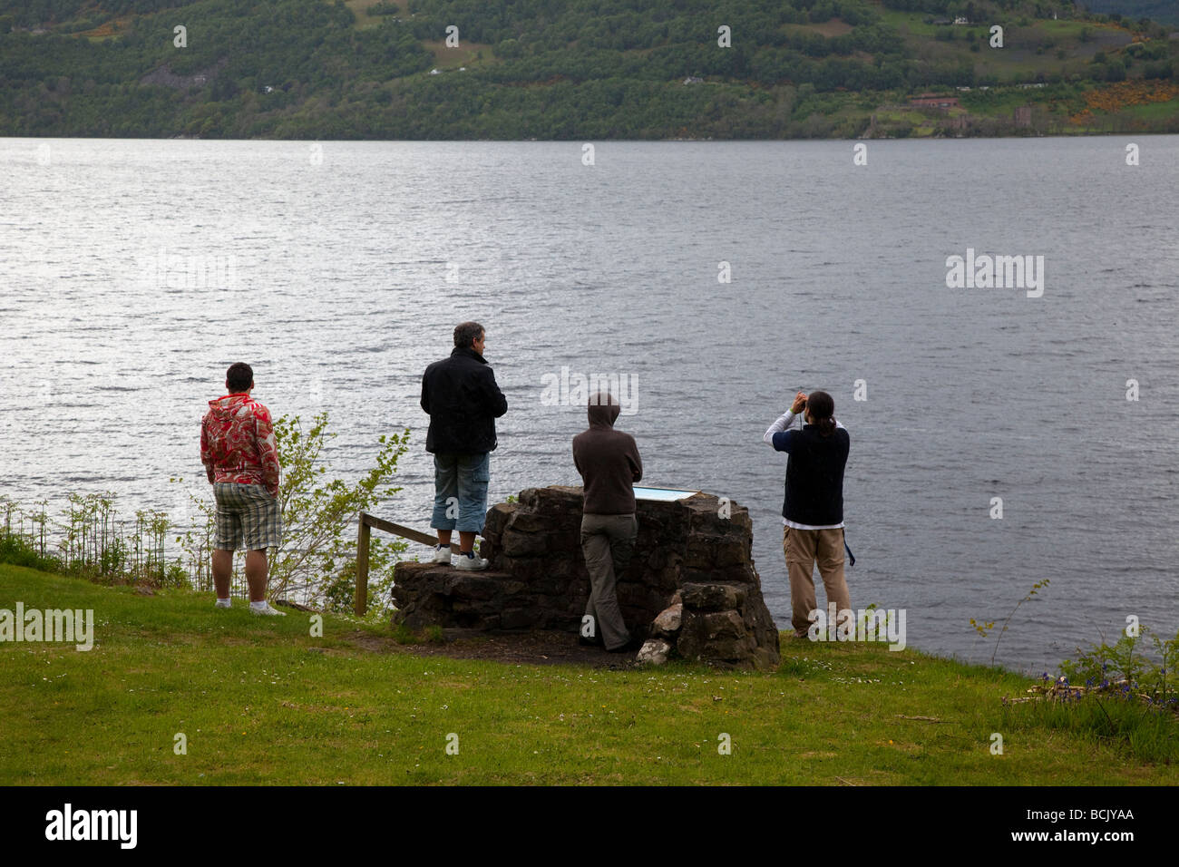 Touristes étrangers au bord de l'eau; information, tourisme, lac, eau, Voyage, Highlands écossais, monstre, paysage du Loch Ness, Écosse, Royaume-Uni Banque D'Images