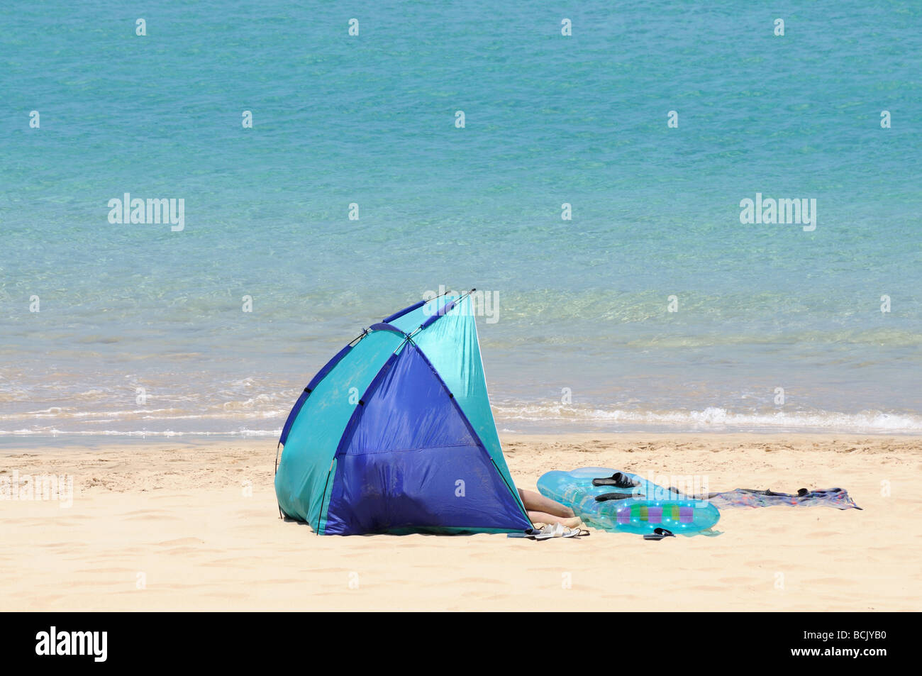 Tente sur la plage. Île des Canaries Fuerteventura, Espagne Banque D'Images