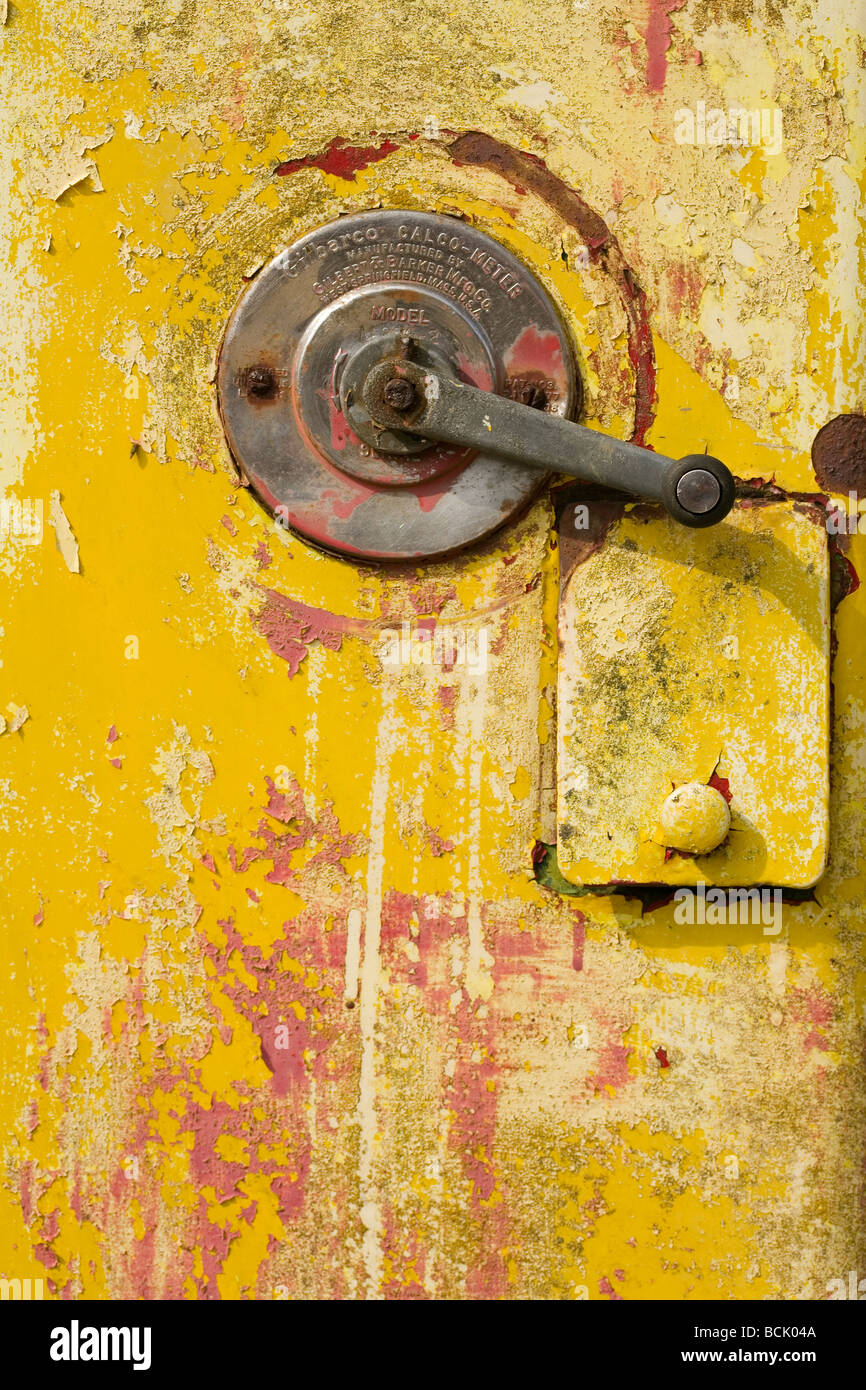 Peinture en décomposition sur une ancienne pompe à essence Banque D'Images