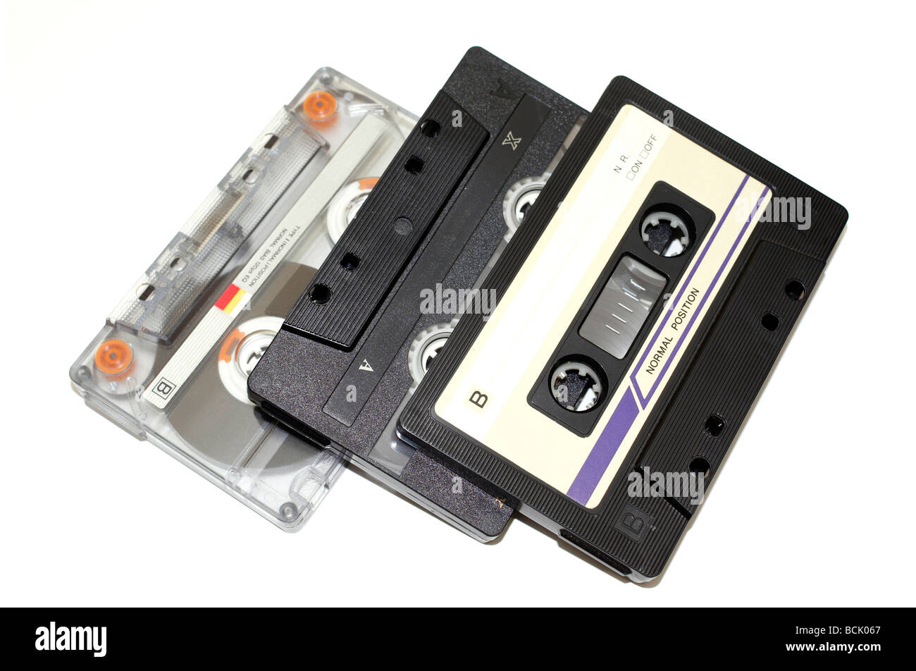 Vieilles cassettes audio sur fond blanc Banque D'Images