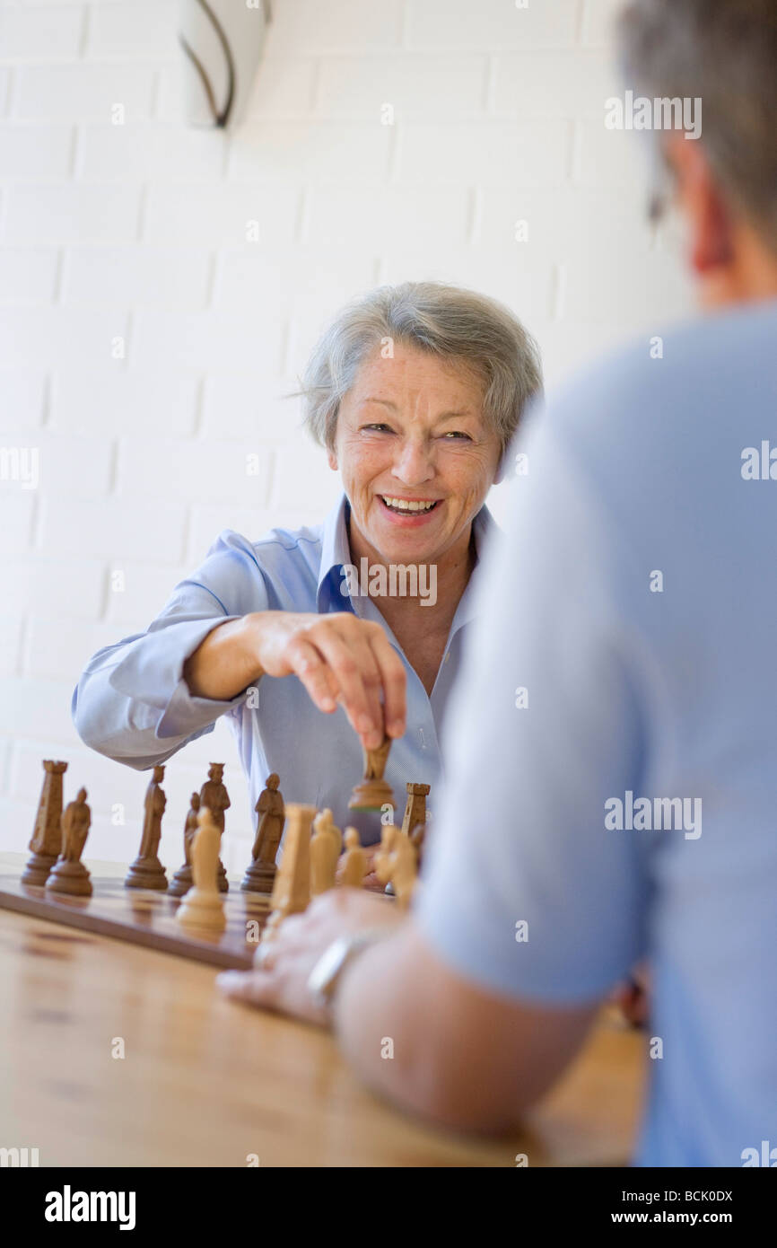 Personne âgée d'échecs de jeu Banque D'Images