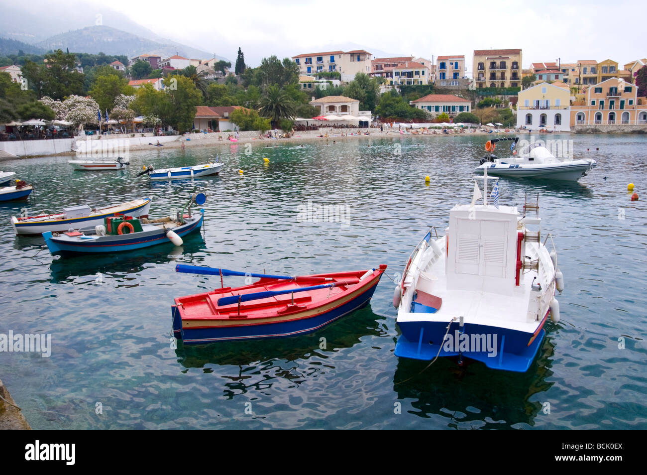 Voir sur le port en direction de maisons de vacances et appartements dans le village d'Assos sur l'île grecque de Céphalonie, Grèce GR Banque D'Images