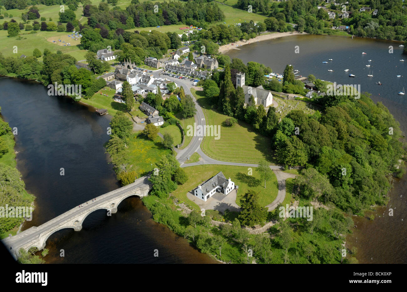 Une vue aérienne du village écossais de Kenmore sur Loch Tay Banque D'Images