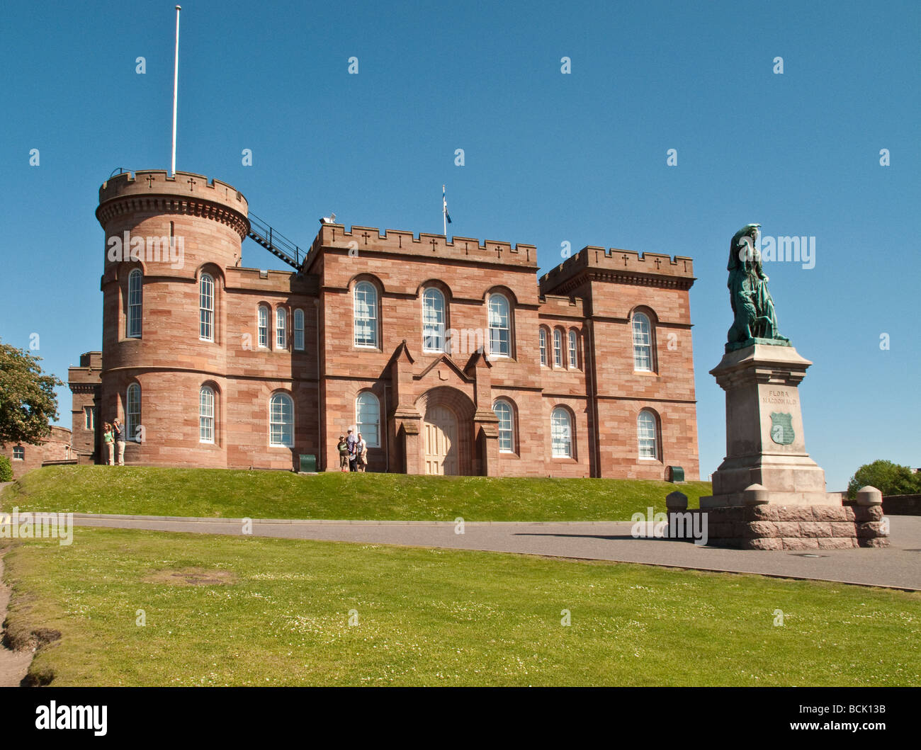 Le Château d'Inverness et Flora MacDonald statue Ecosse UK Banque D'Images