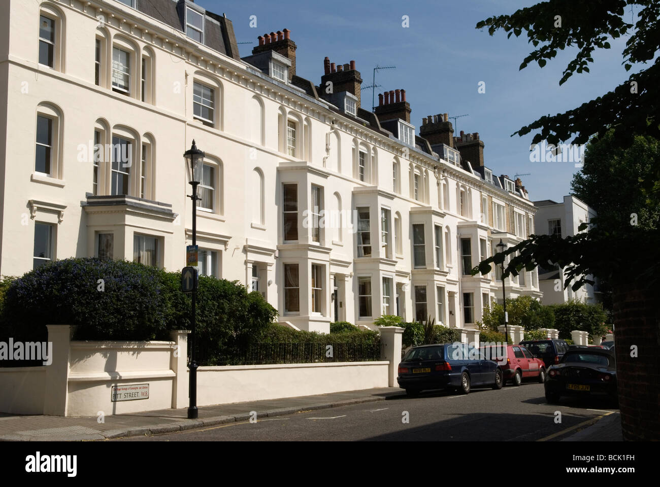 Pitt Street, le Royal Borough de Kensington et Chelsea, Londres W8. Angleterre années 2006 2000 Royaume-Uni HOMER SYKES Banque D'Images