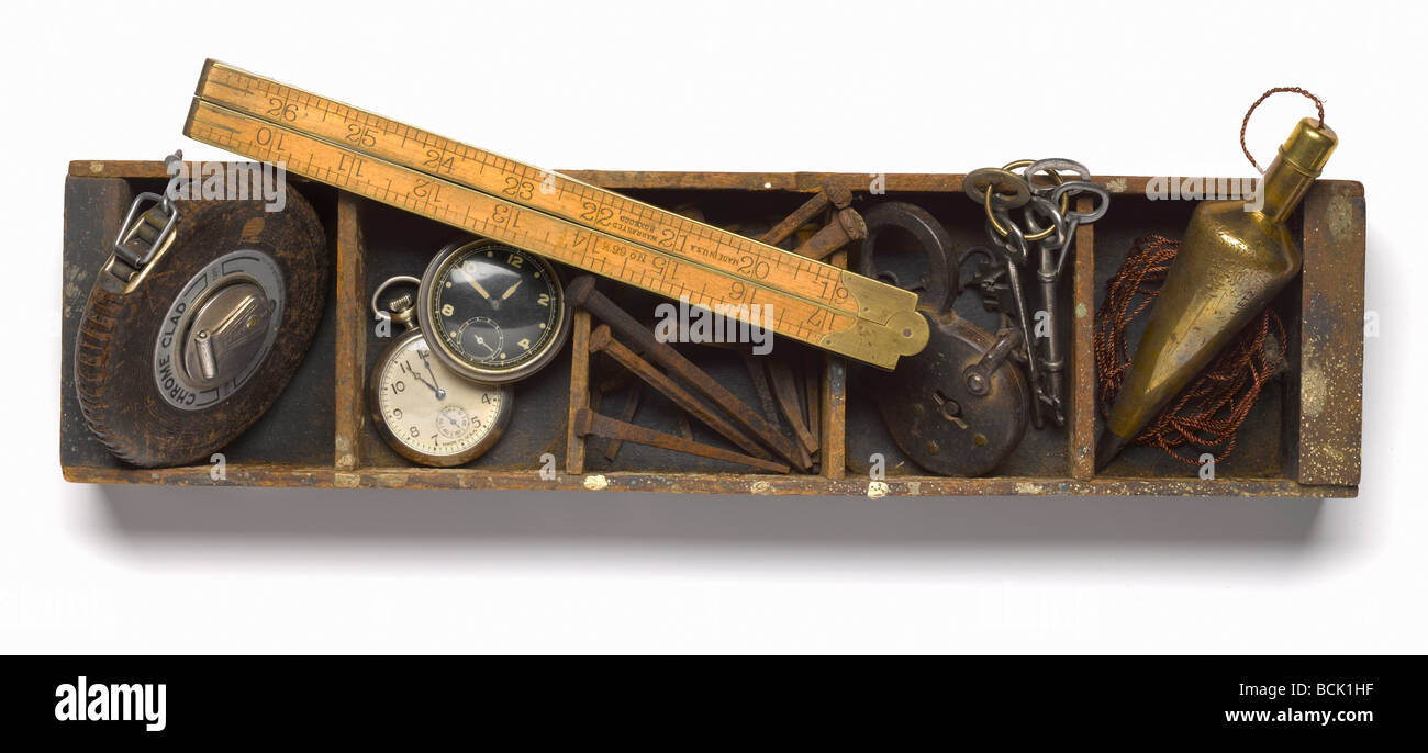 Vieux outils dans un bac en bois on white Banque D'Images