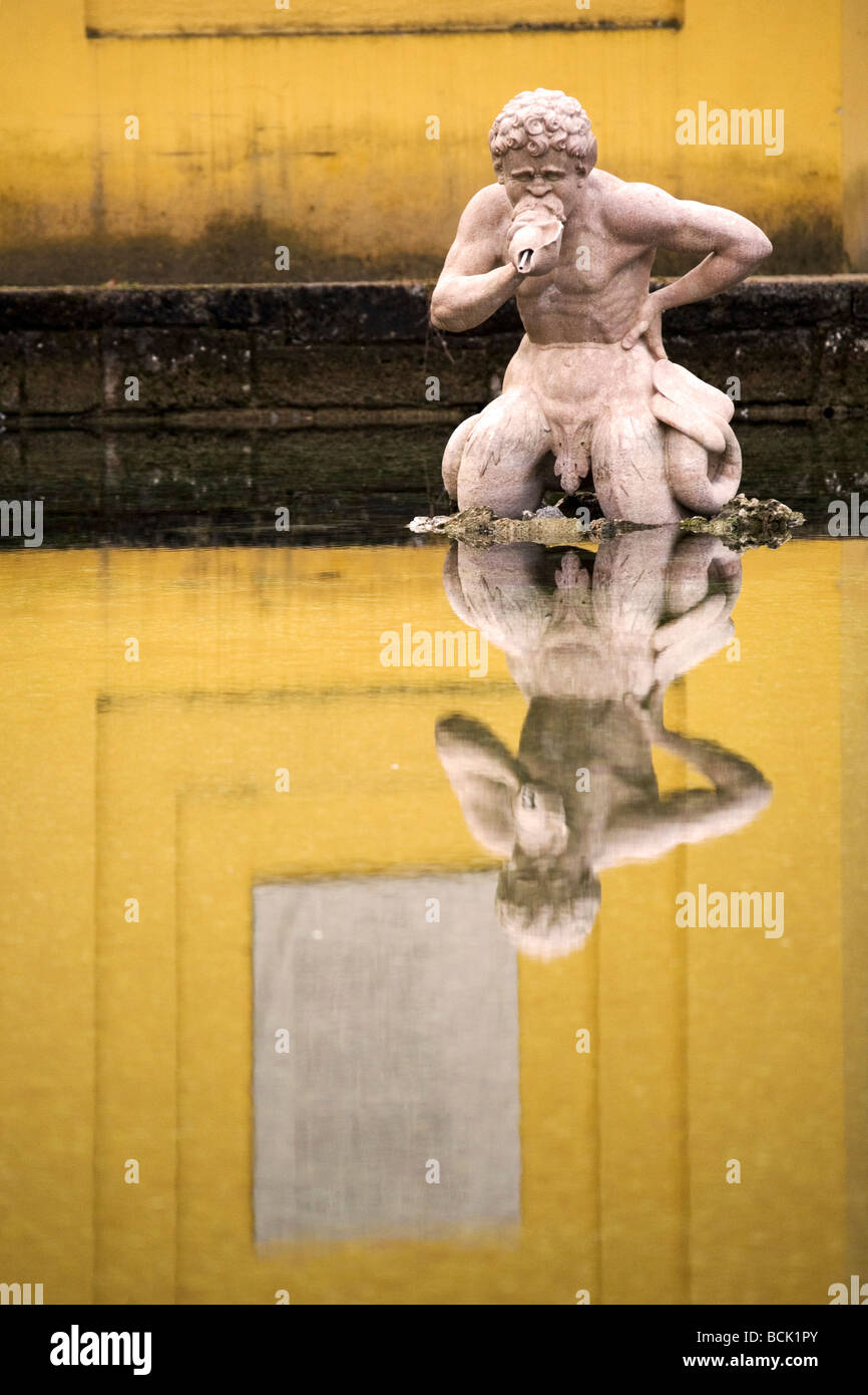 Un faune comme fontaine en raison de Schloss Hellbrunn à Salzbourg, Autriche. Banque D'Images