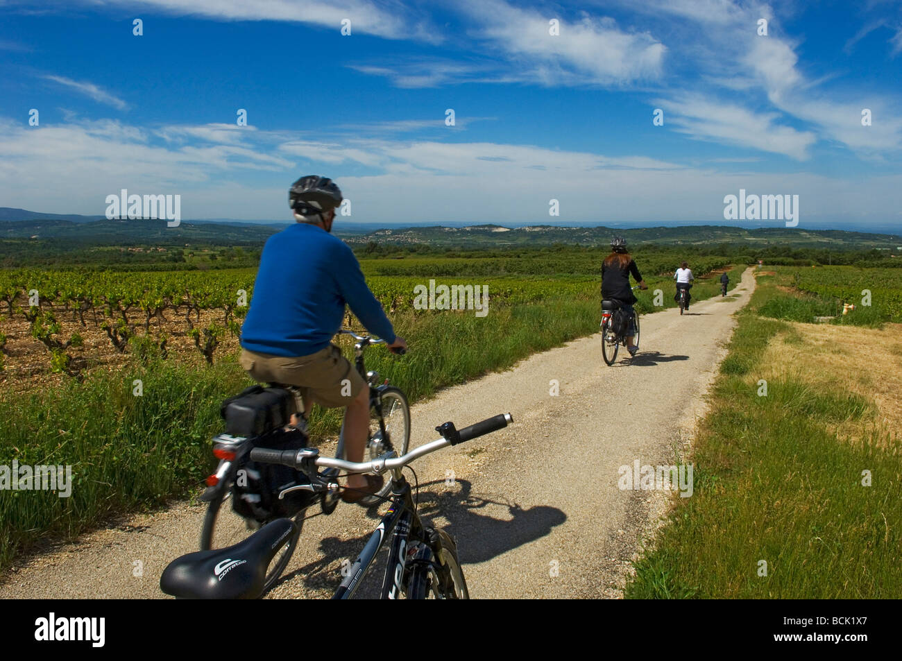 Une partie des cyclistes sur des vélos électriques sont à visiter les routes de campagne tranquille de Provence France Banque D'Images