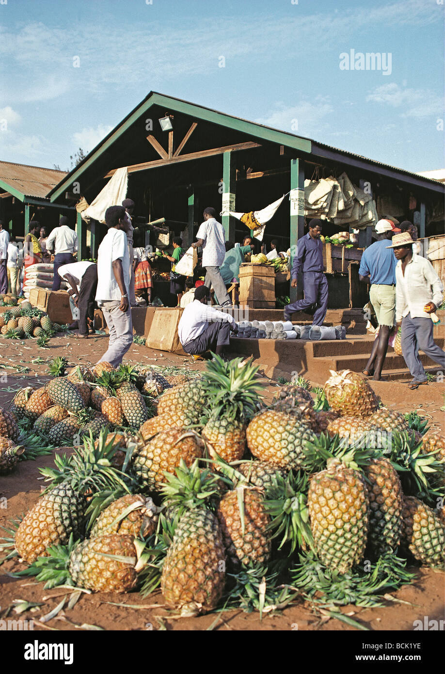 L'ananas à la vente à un décrochage en affaire d'Afrique de l'Est Ouganda Kampala Marché Banque D'Images