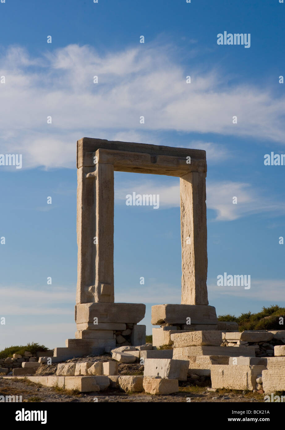 Ruines de la porte du temple d'Apollon appelé Portara sur l'île de Naxos Grèce Couple en silhouette au coucher du soleil Banque D'Images