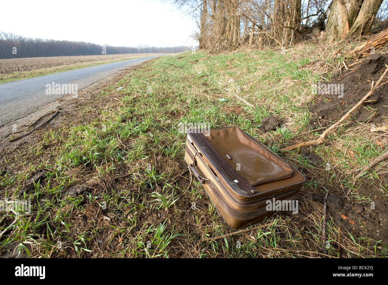 Valise abandonnée gisant au bord de la route Photo Stock - Alamy