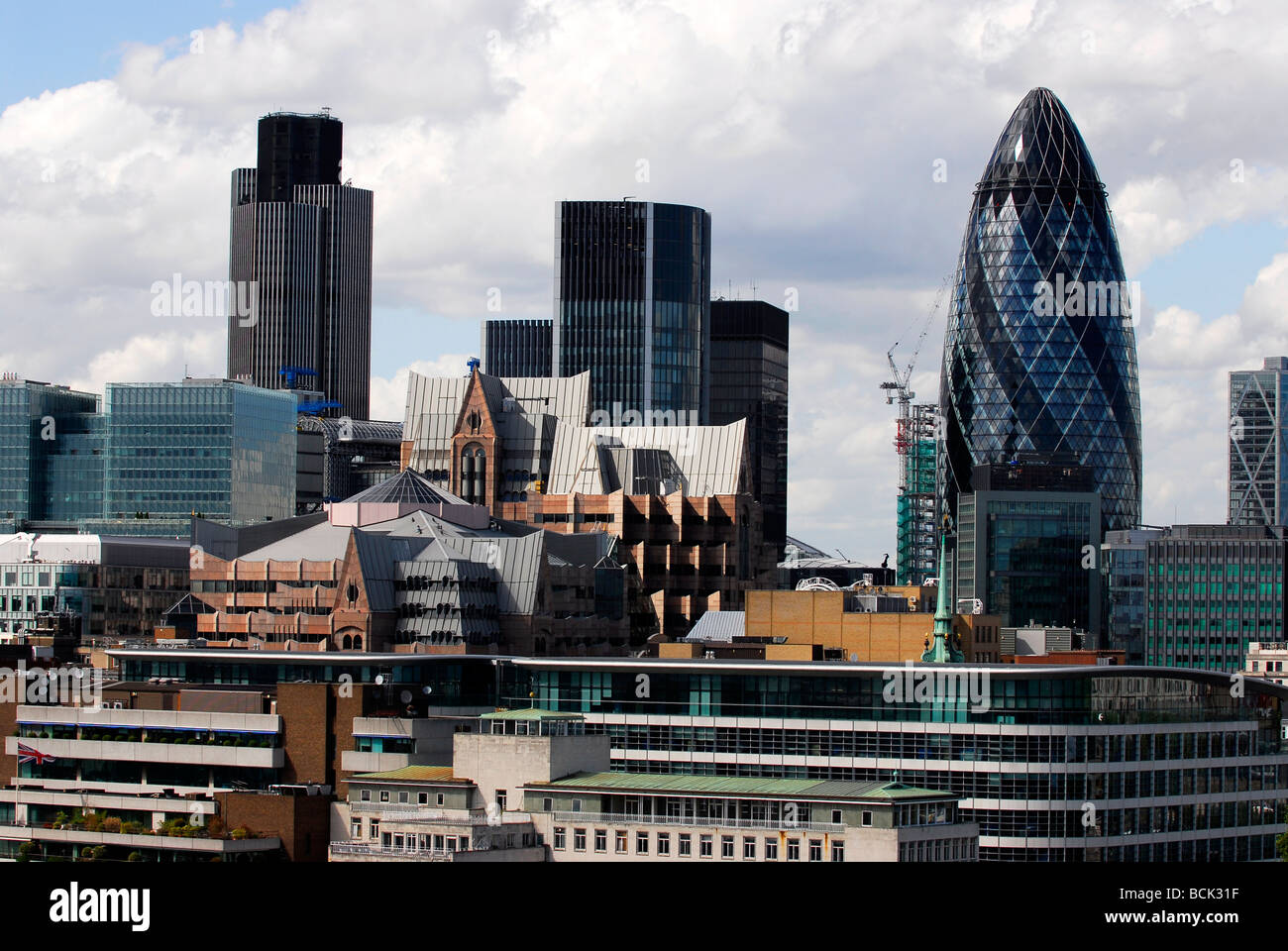 Ville de Londres montrant une gamme de services aux entreprises et institutions financières, y compris le fameux Gherkin building, Londres UK. Banque D'Images