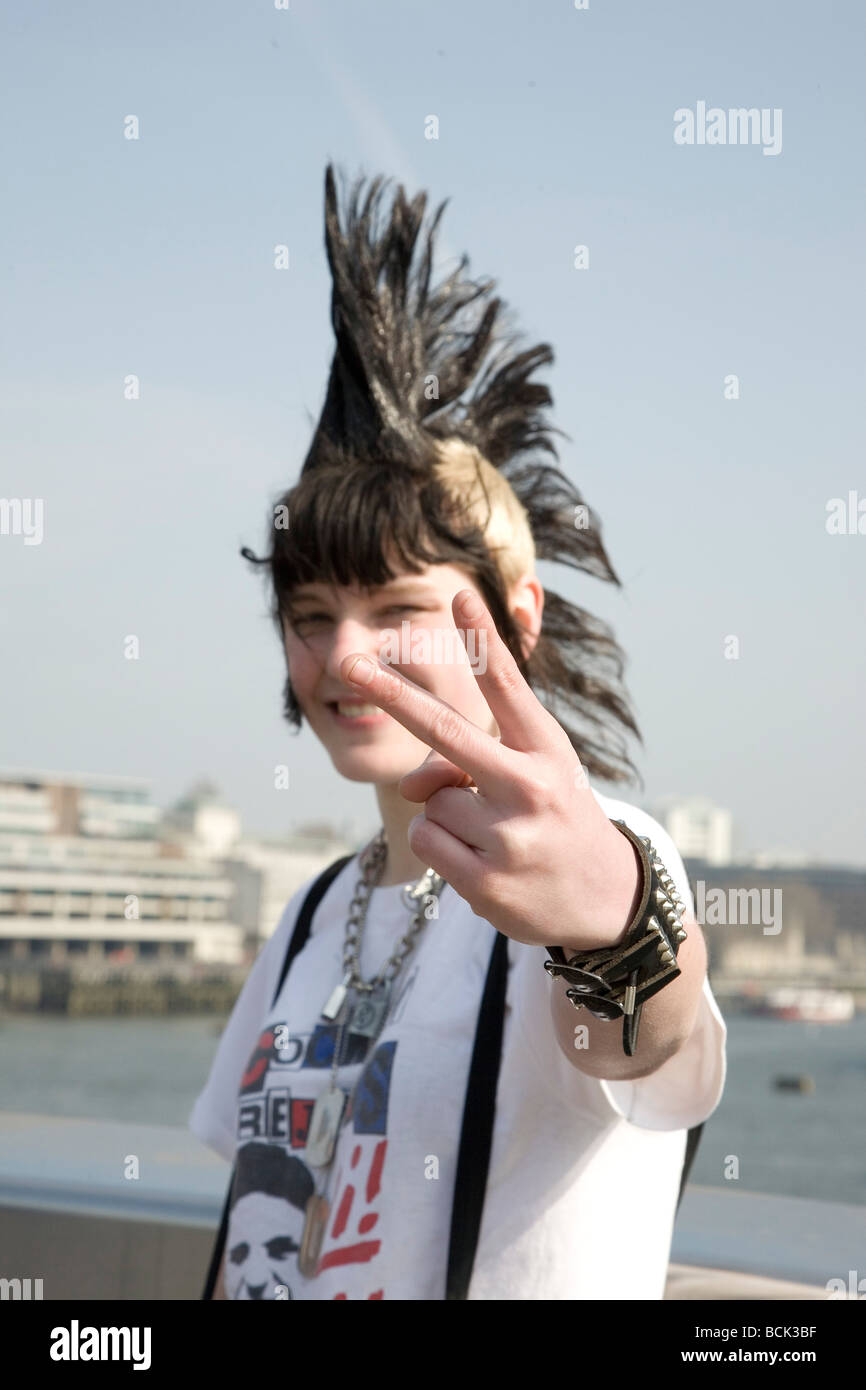 Une fille punk 'Rae Ray émeutes' avec un grand, Mohican London Bridge, London, UK 15.3.2009 Banque D'Images