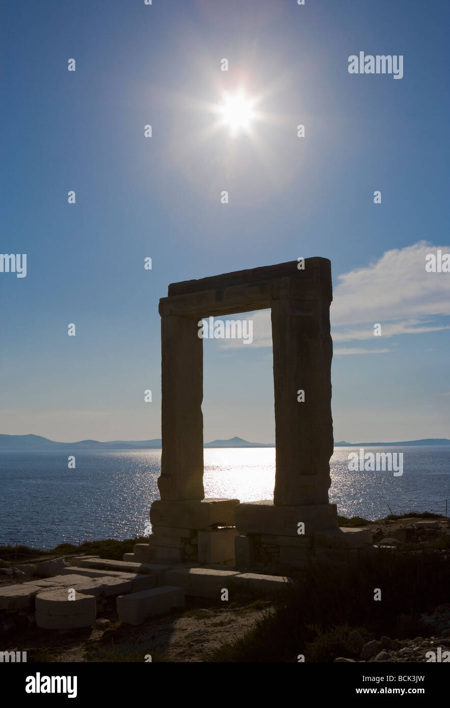 Ruines de la porte du temple d'Apollon appelé Portara sur l'île de Naxos en Grèce au coucher du soleil Banque D'Images