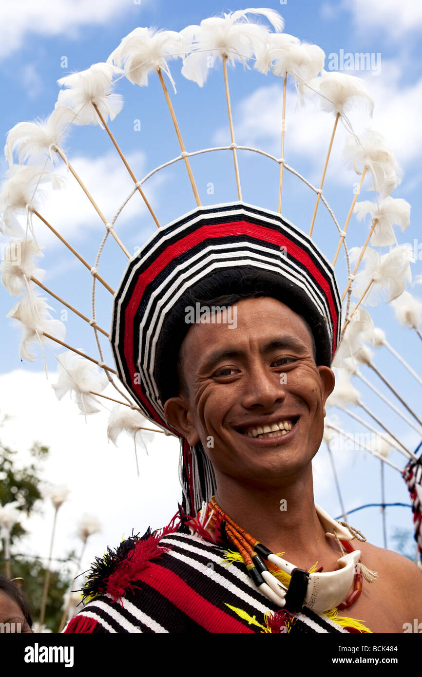 Membre de la tribu Naga Zeliang pendant un spectacle au festival calao près de Kohima, Nagaland, Inde Banque D'Images