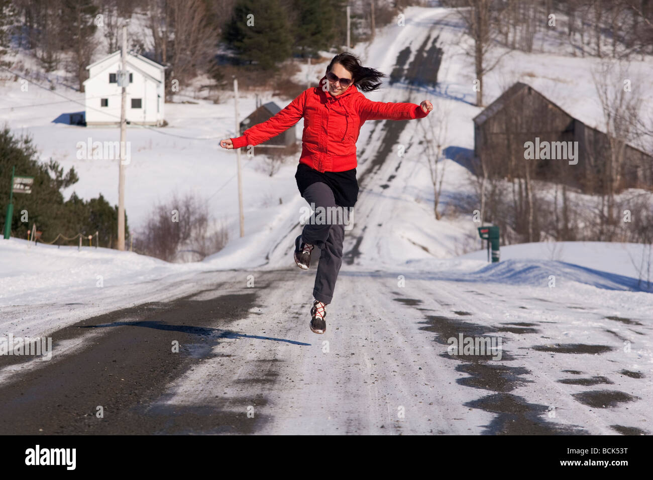 Jeune femme en rouge. Banque D'Images