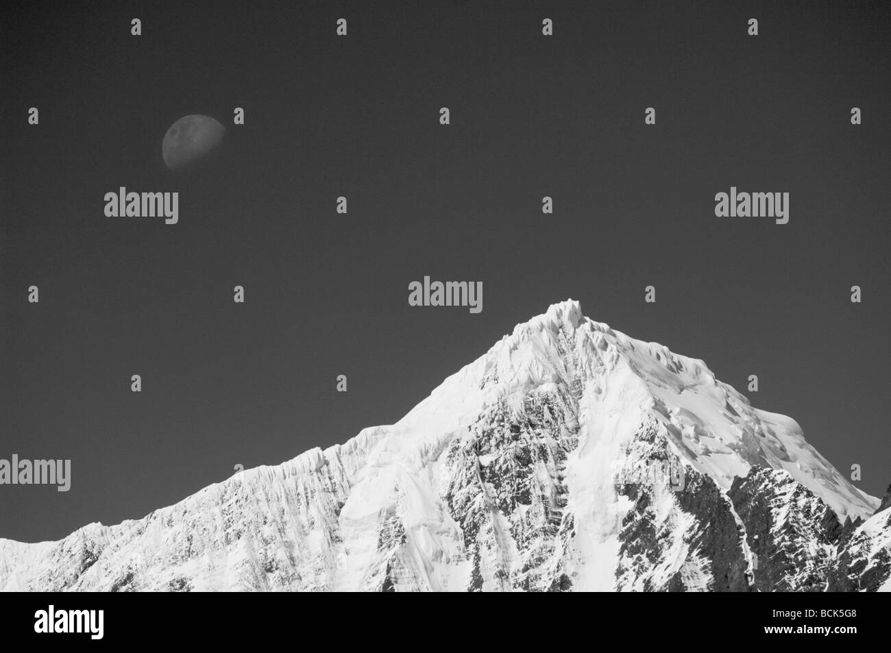 Lune au-dessus du Mont Racine, 2281 mètres, gamme Allardyca, South Georgia Island, Antarctica : Noir et Blanc Banque D'Images