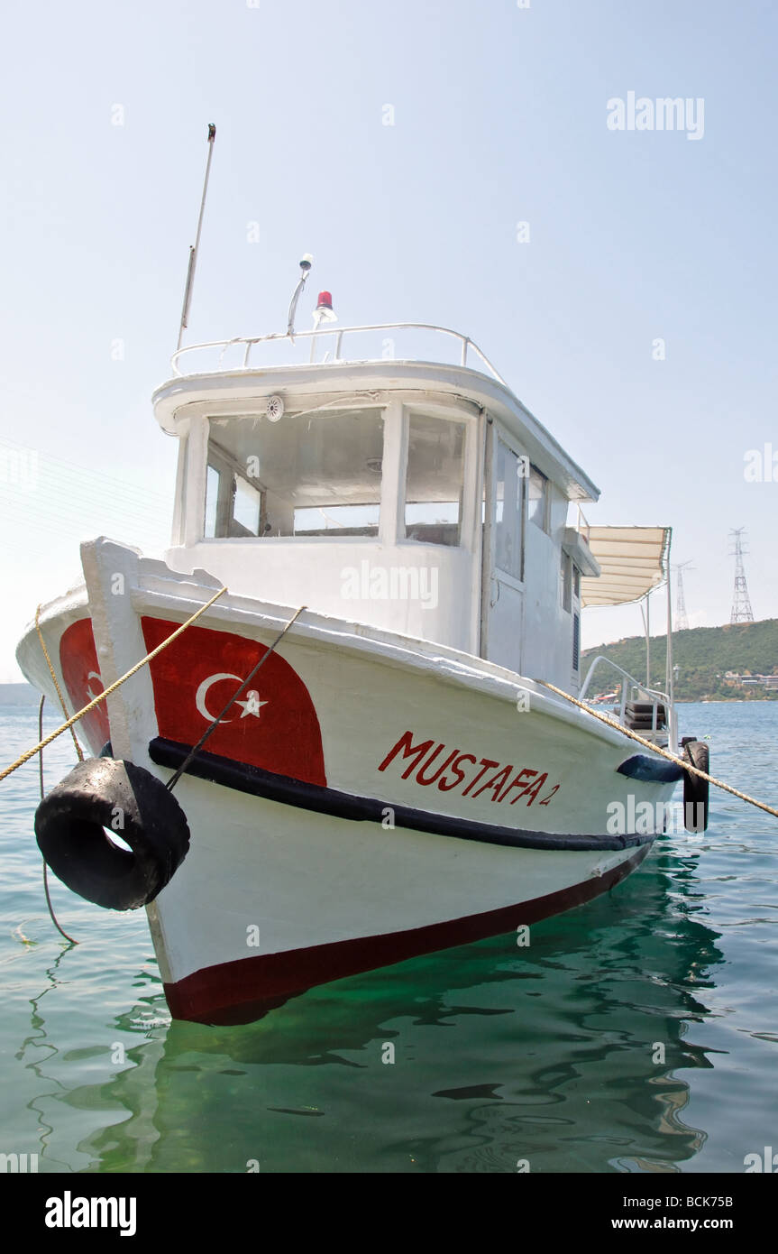 Mustafa, un bateau amarré dans le port du village d'Anadolu Kavagi sur le Bosphore près d'Istanbul, Turquie Banque D'Images