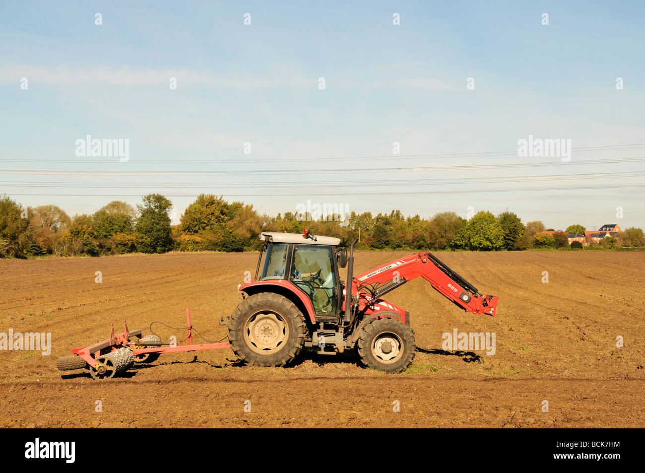Le tracteur laboure un champ de ferme à Sutton Courtenay, Abingdon en Angleterre Banque D'Images