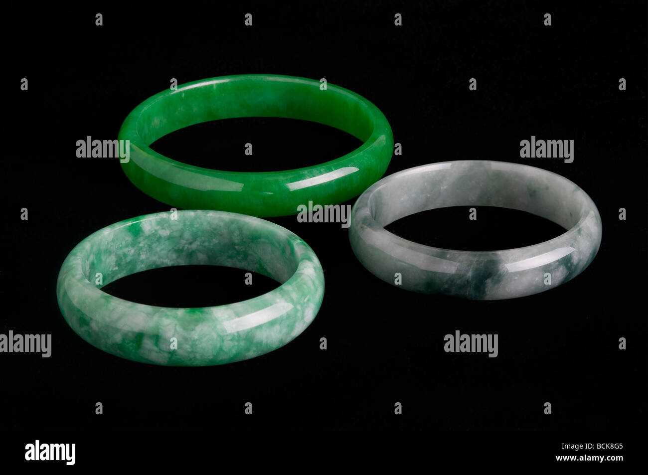 Jade jadéite 'Oriental' bracelets assortis sur fond noir Banque D'Images