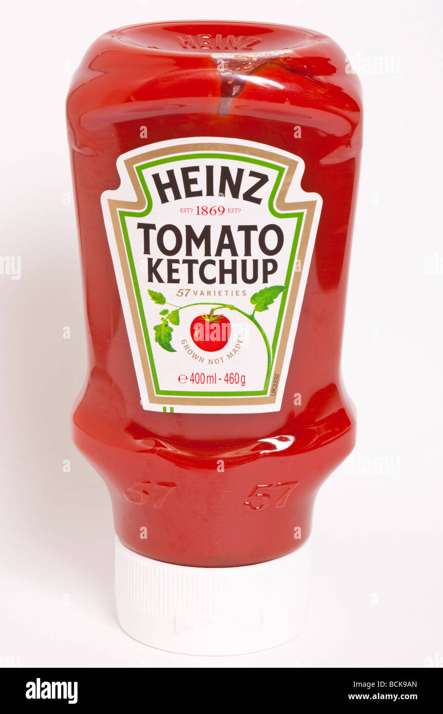 Un gros plan d'une bouteille de sauce tomate Heinz Ketchup sur un fond blanc. Banque D'Images