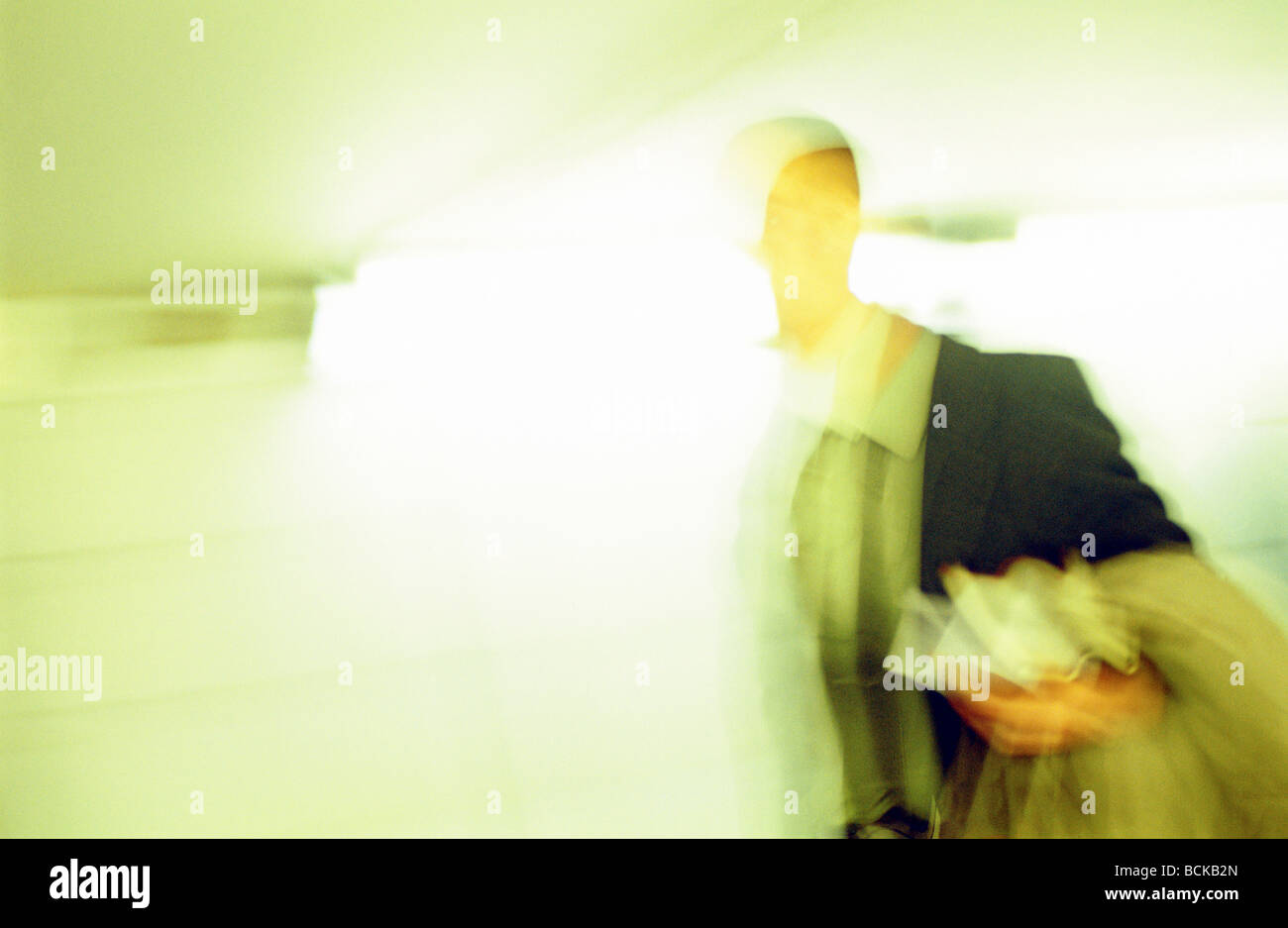Homme marche couloir profil Banque de photographies et d’images à haute ...
