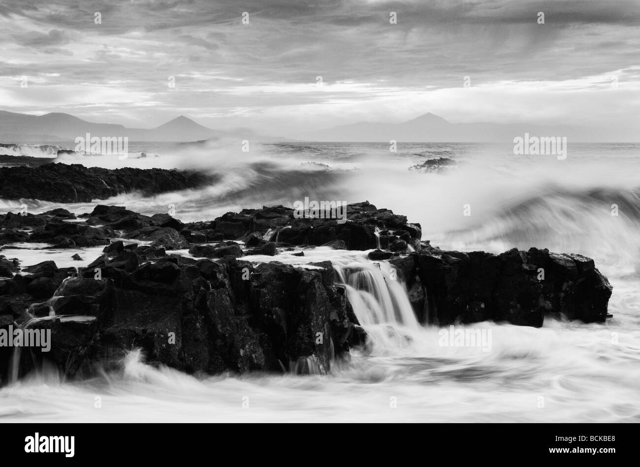 Vagues se brisant sur les rochers de la côte nord de Gran Canaria dans les îles Canaries. Banque D'Images