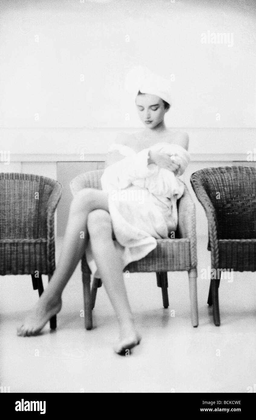 Woman sitting in chair en peignoir, pleine longueur Banque D'Images