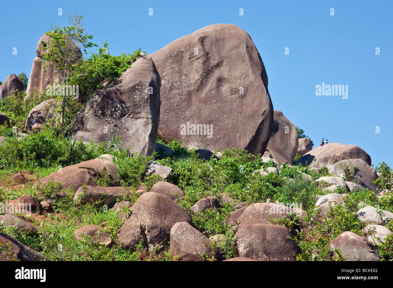 Au Kenya. Les enfants jouent entre les rochers de granit géant dans l'ouest du Kenya. Banque D'Images